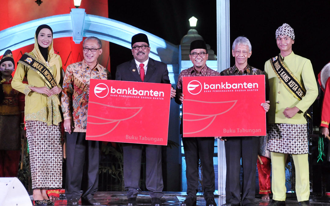 Penyerahan secara simbolis Tabungan Harapan dan ATM Bank Banten