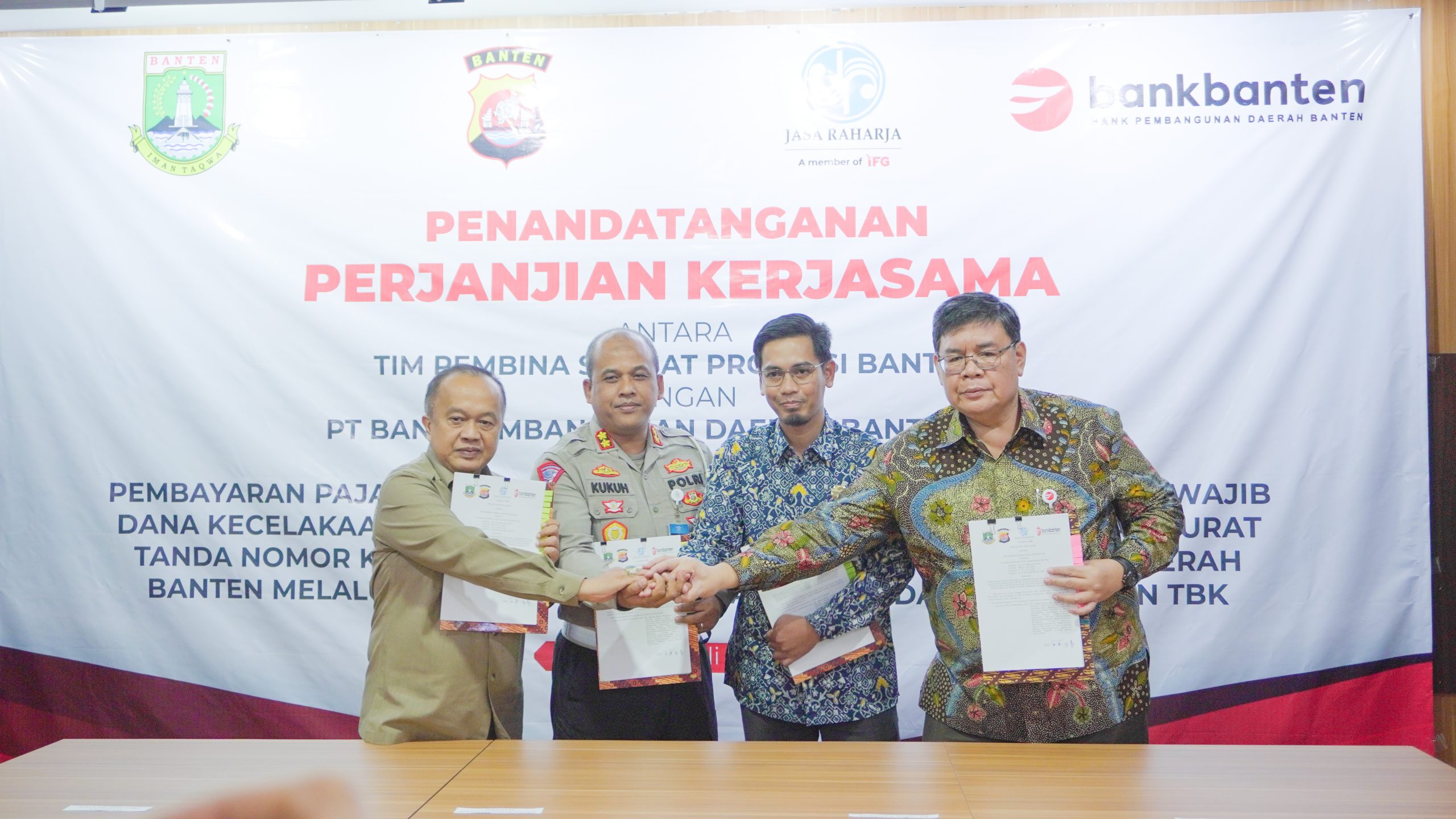 Keterangan foto : Kiri ke kanan, Kepala Bapenda Provinsi Banten, Deni Hermawan; Wadirlantas Polda Banten, AKBP Kukuh Priyo; Kepala Jasa Raharja Cabang Banten, Saldhy Susanto; dan Direktur Utama Bank Banten, Muhammad Busthami